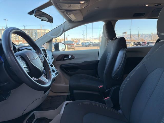 Used 2022 Chrysler Voyager LX image 21