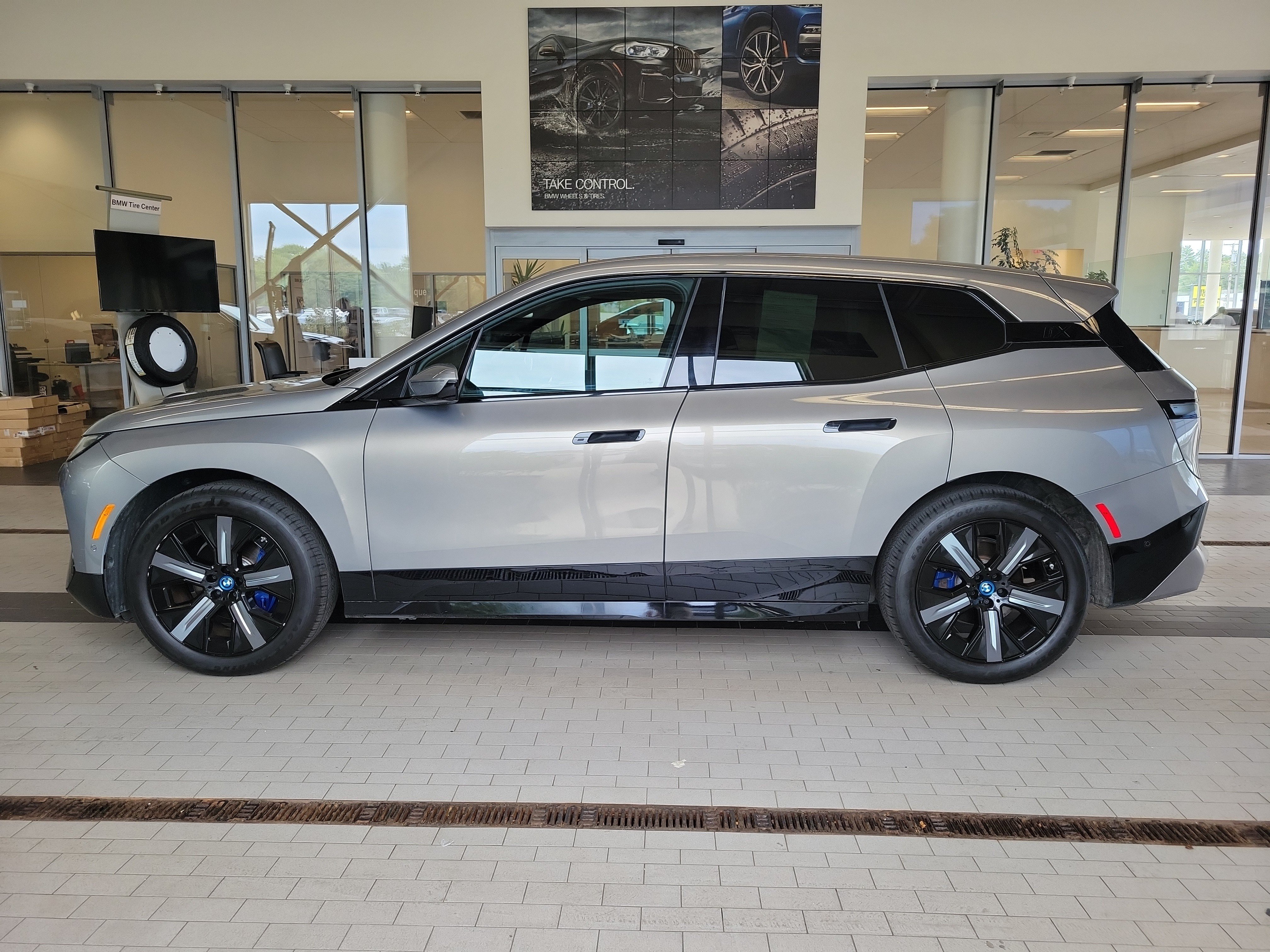 Used 2023 BMW iX xDrive50 w/ Sport Package AWD/4WD image 8
