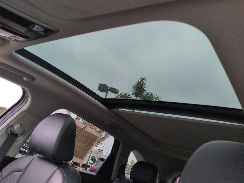Certified 2025 Kia Sorento EX w/ Panoramic Sunroof Package FWD image 19
