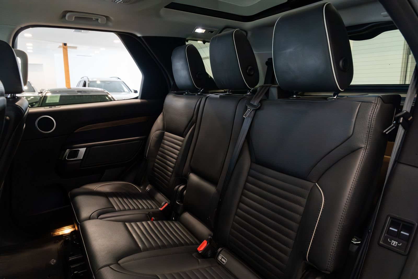Used 2018 Land Rover Discovery HSE Luxury AWD/4WD image 17