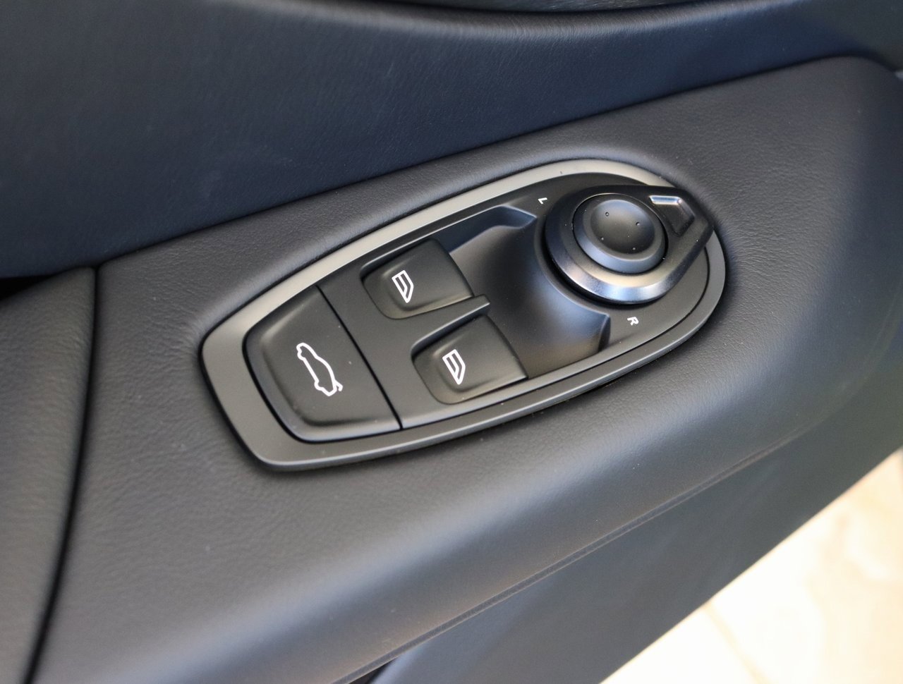 Used 2025 Aston Martin V8 Vantage Coupe image 10