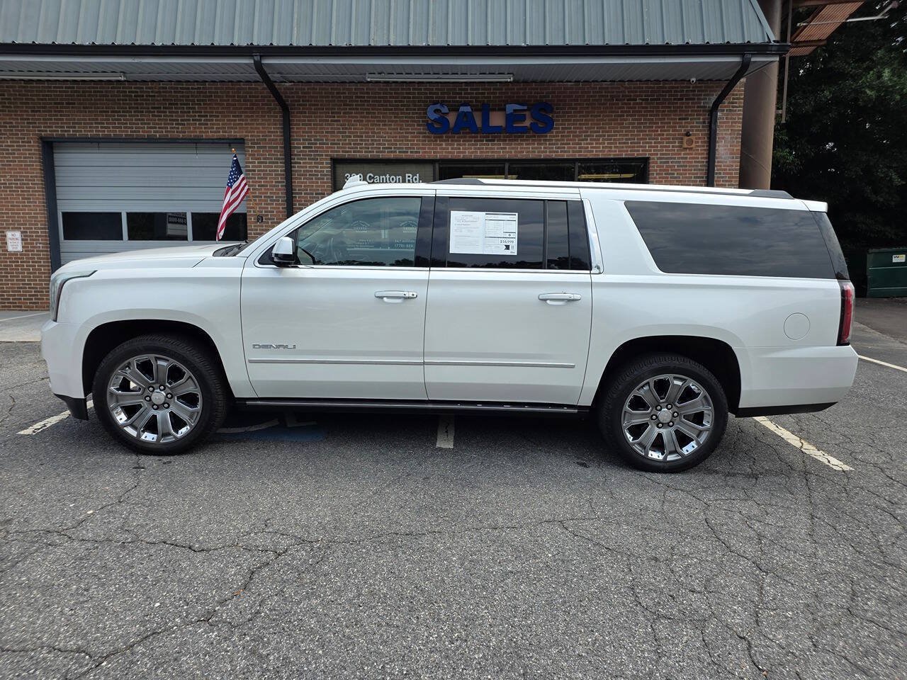 Used 2016 GMC Yukon XL Denali w/ Open Road Package RWD image 3