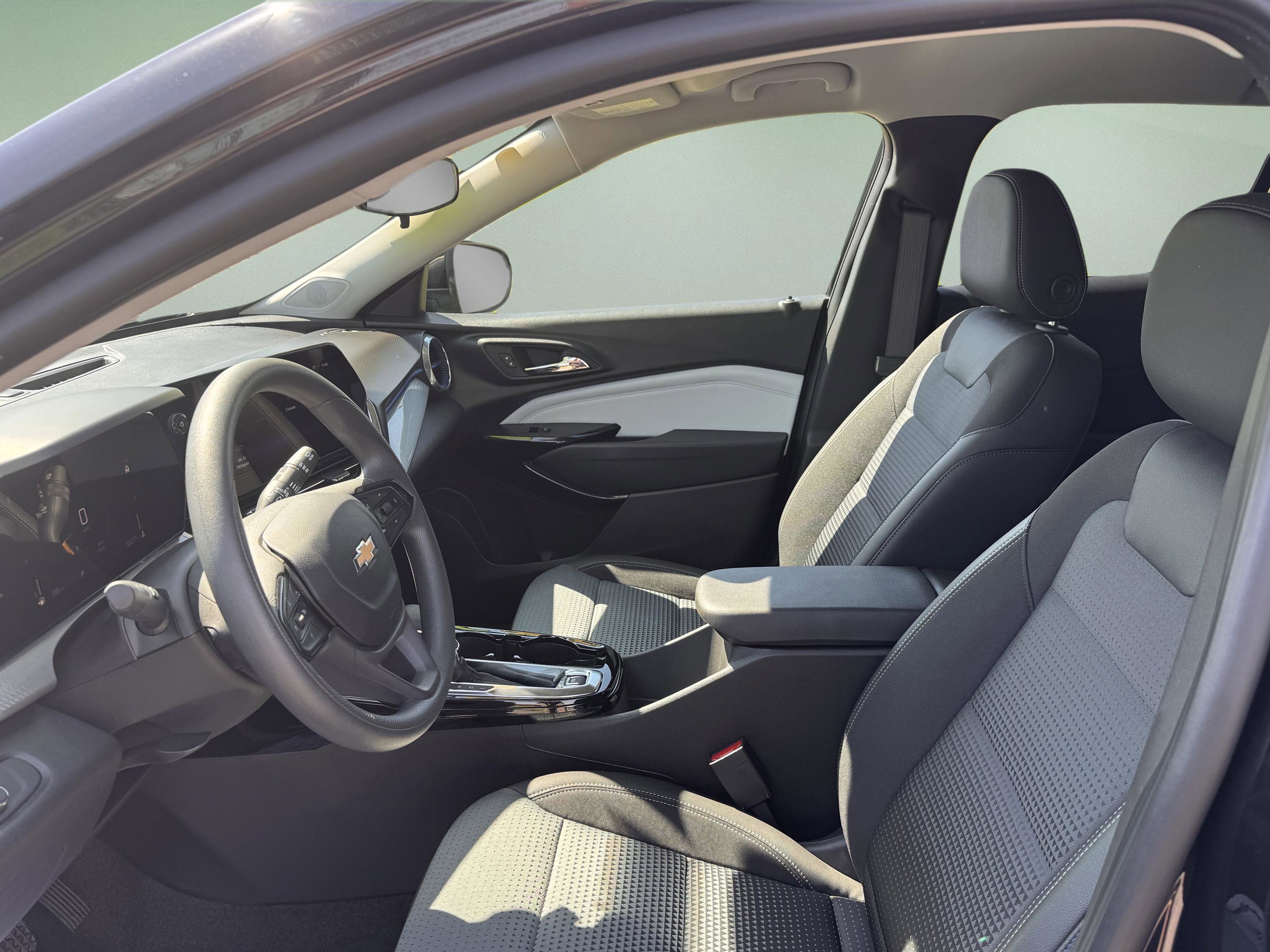 Used 2025 Chevrolet Trax LT FWD image 25