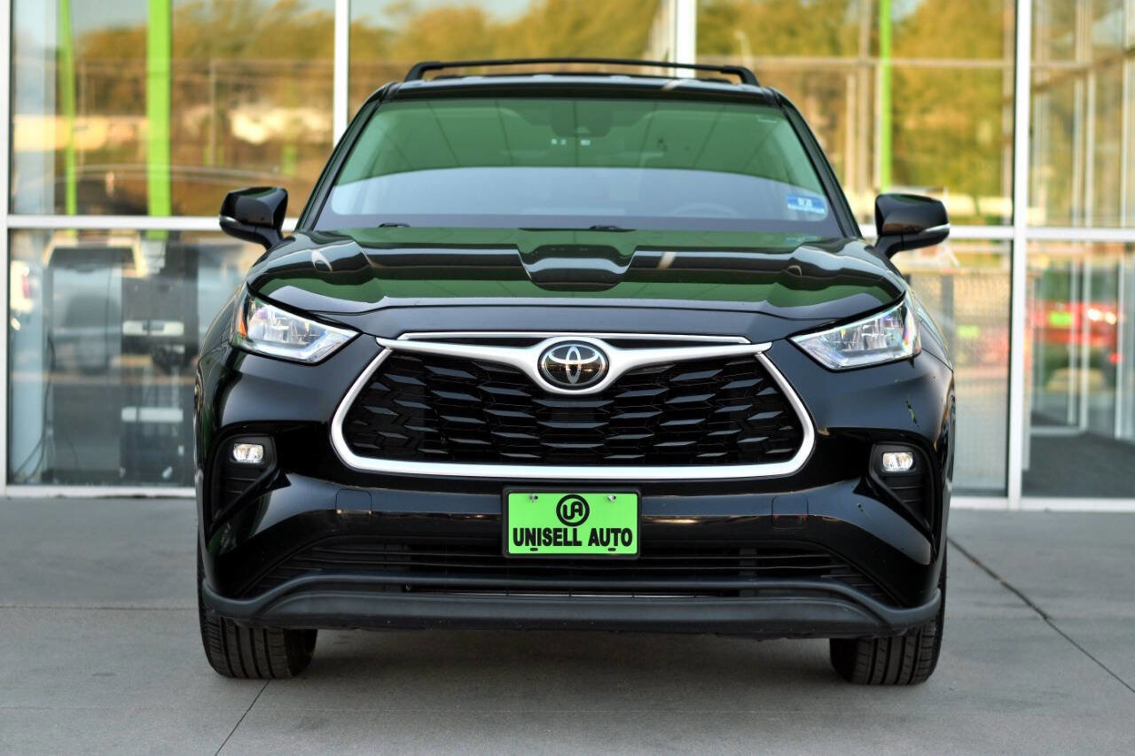 Used 2020 Toyota Highlander LE image 2
