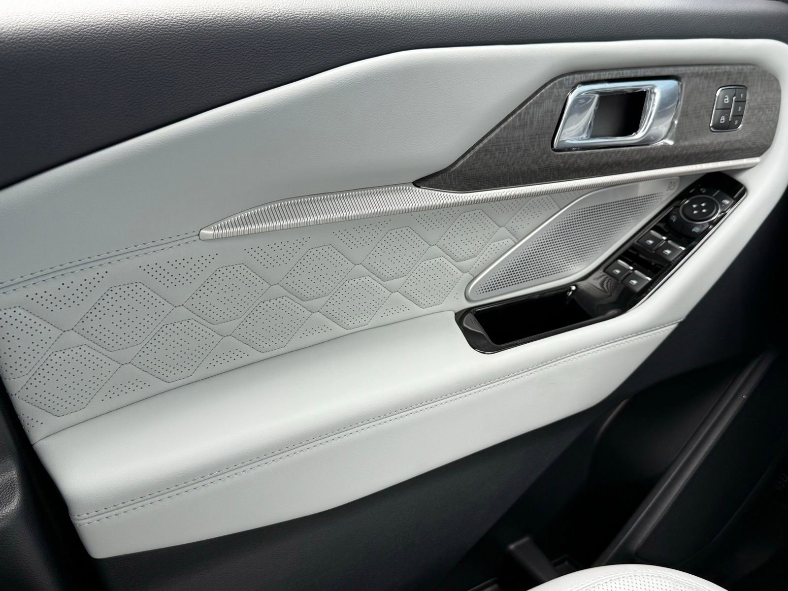 New 2026 Ford Explorer Platinum w/ LUX Leather Package image 38