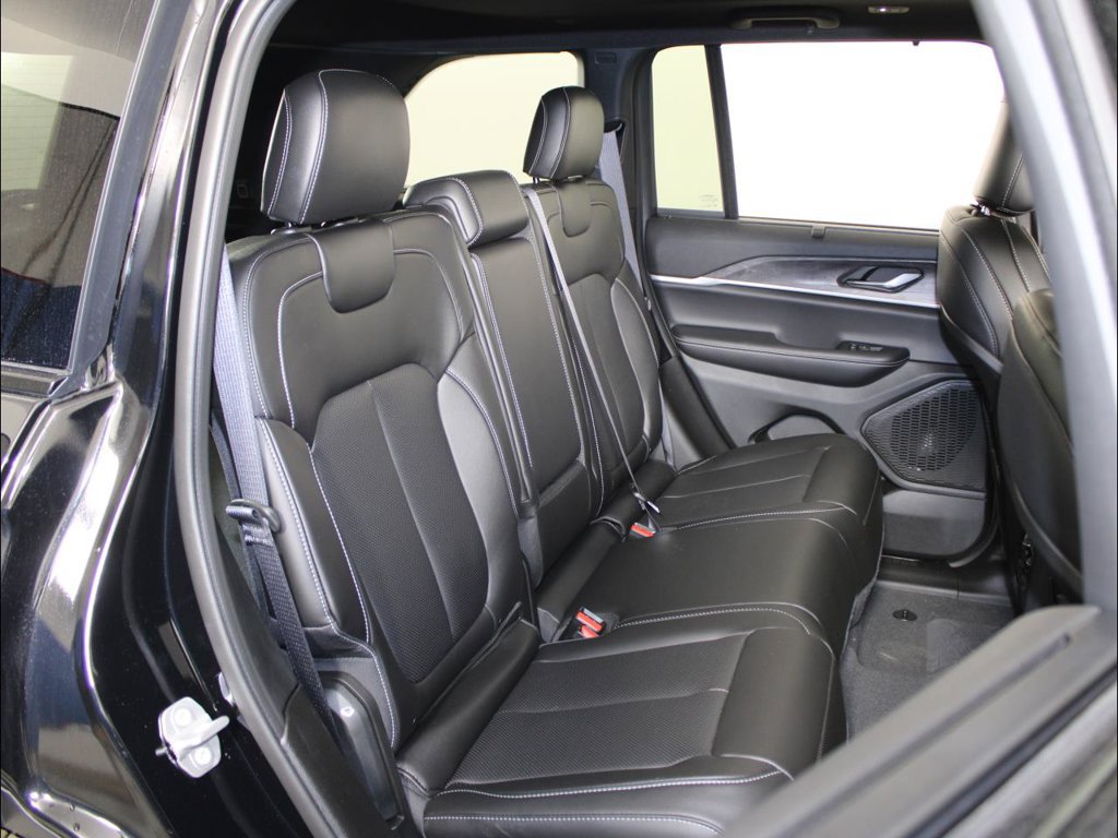New 2025 Jeep Grand Cherokee Limited w/ Luxury Tech Group II RWD image 38