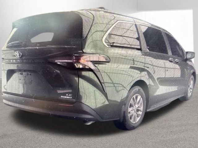 Used 2024 Toyota Sienna LE FWD image 2