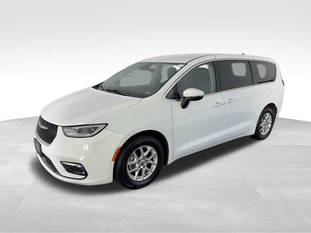 Used 2023 Chrysler Pacifica Touring-L FWD image 3