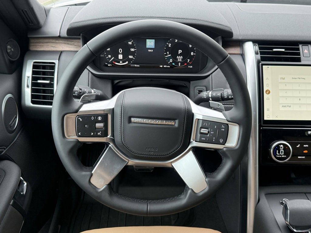 New 2025 Land Rover Discovery Dynamic SE image 17