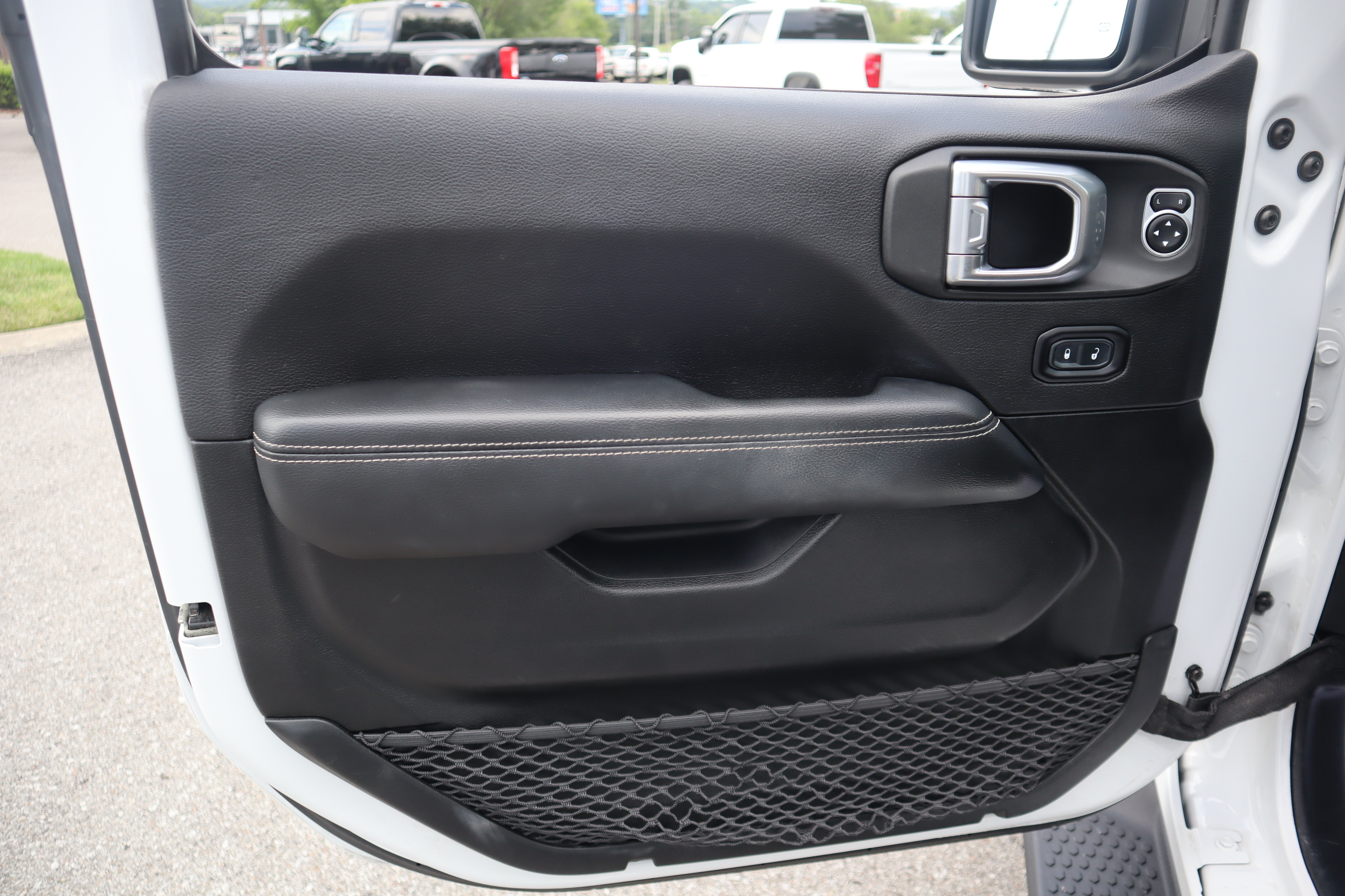 Used 2020 Jeep Wrangler Unlimited Sahara AWD/4WD image 28
