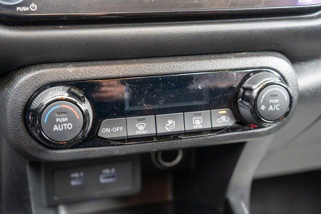 Used 2023 Nissan Kicks SR image 16