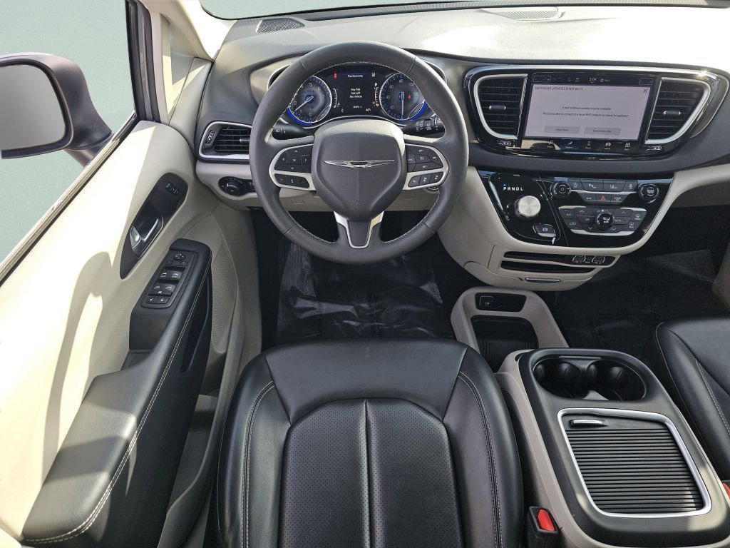 Used 2023 Chrysler Pacifica Touring-L image 4