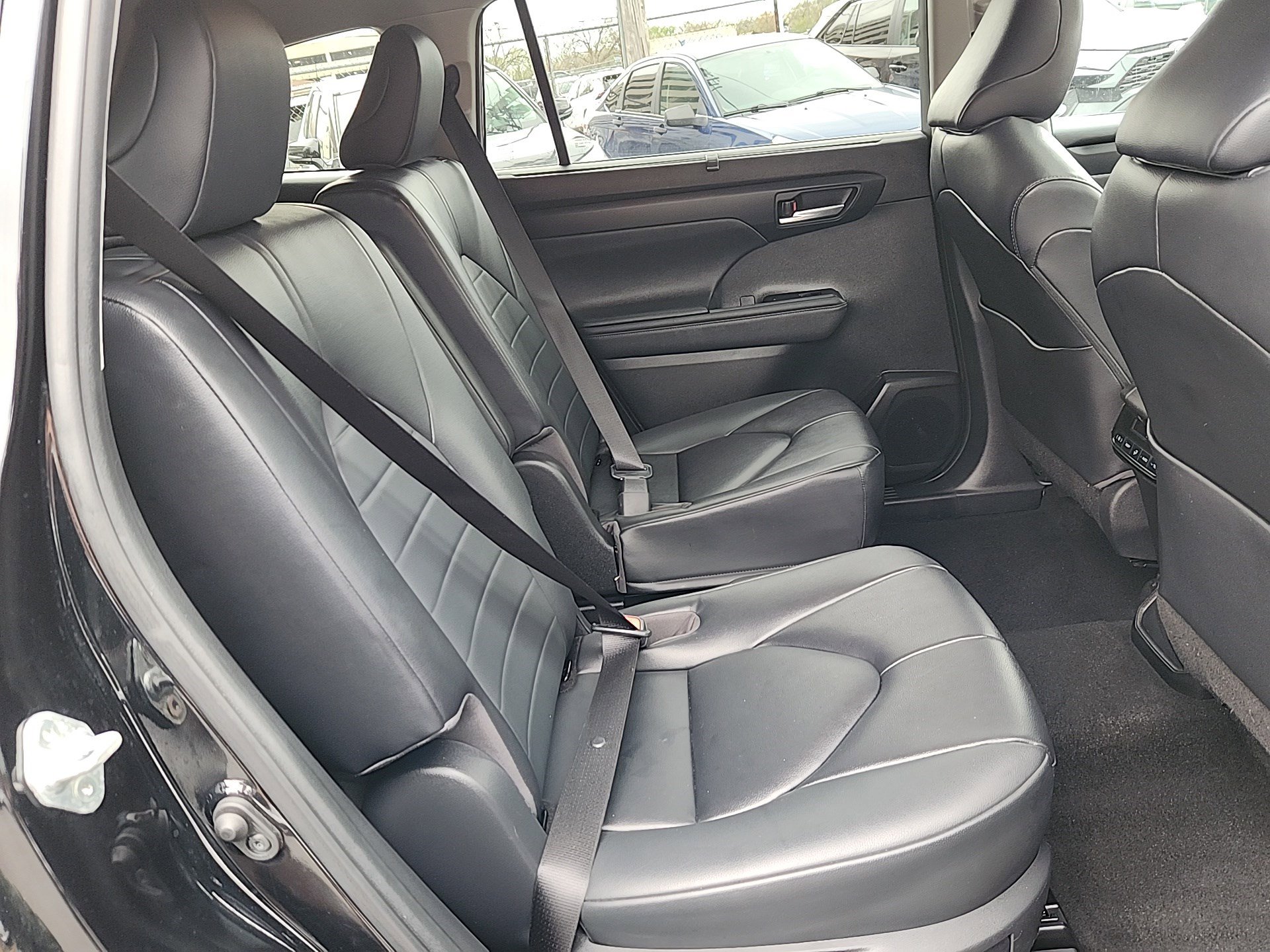 Used 2023 Toyota Highlander XLE FWD image 32