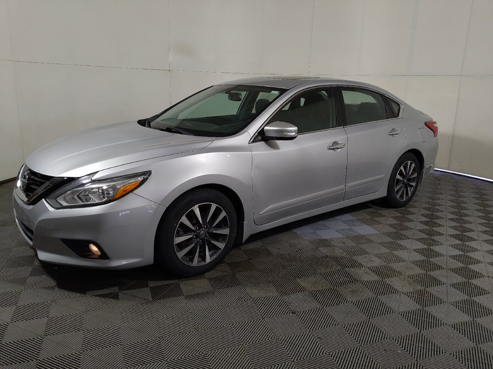 Used 2017 Nissan Altima 2.5 SV w/ Convenience Package FWD image 2