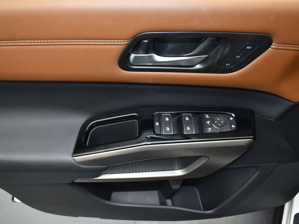 Used 2024 Nissan Pathfinder Platinum w/ Cargo Package image 11