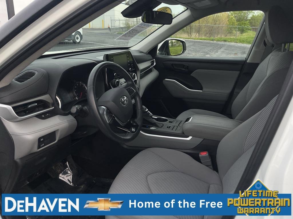 Used 2020 Toyota Highlander LE AWD/4WD image 11