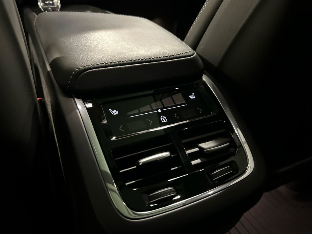 Certified 2024 Volvo XC60 B5 Ultimate w/ Protection Package Premier AWD/4WD image 24