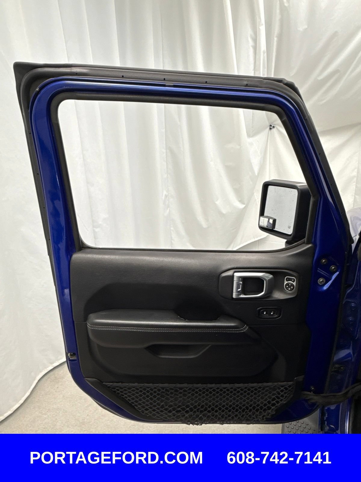 Used 2018 Jeep Wrangler Unlimited Sahara w/ Cold Weather Group AWD/4WD image 10