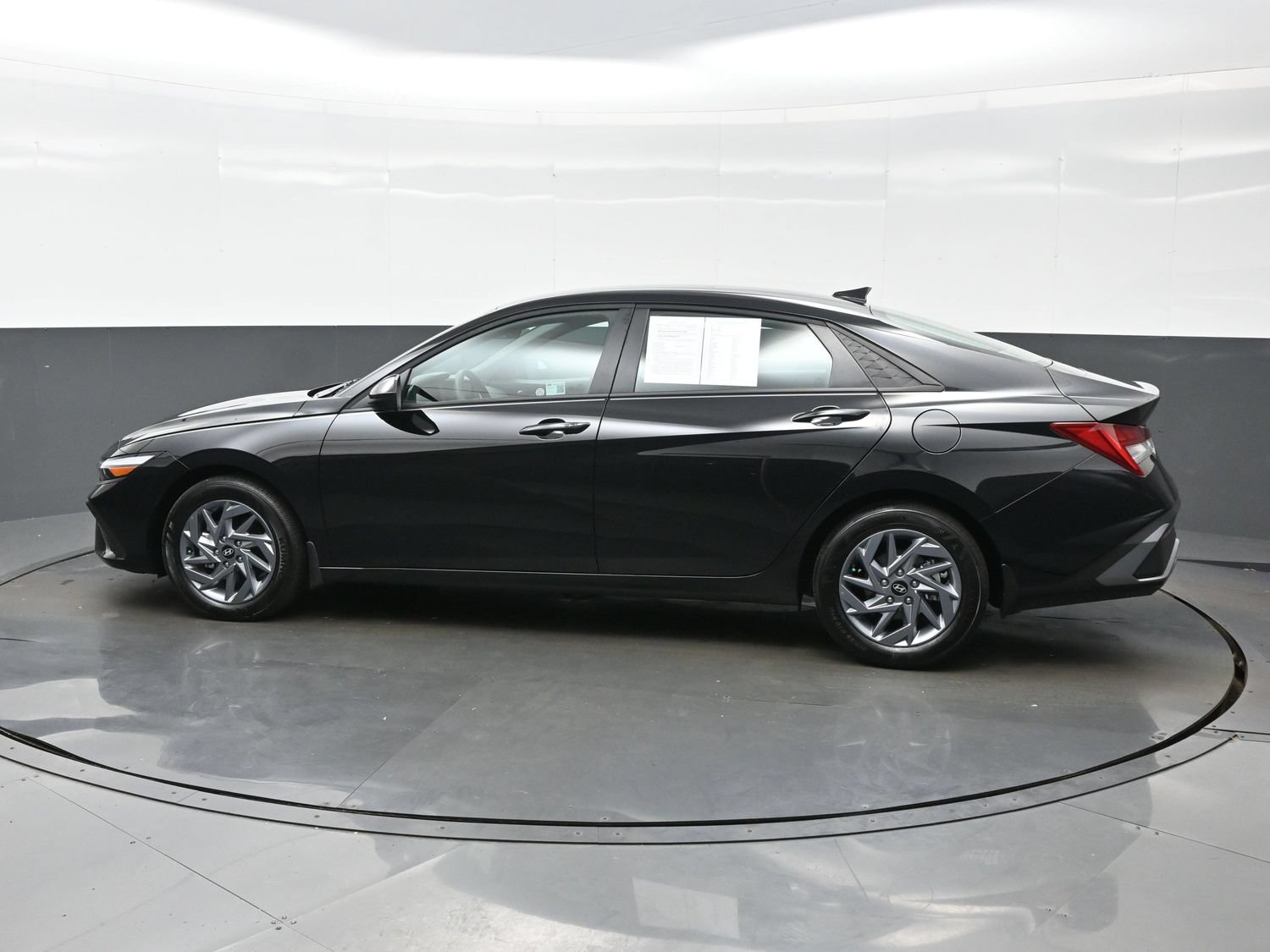 Certified 2026 Hyundai Elantra Hybrid FWD image 3