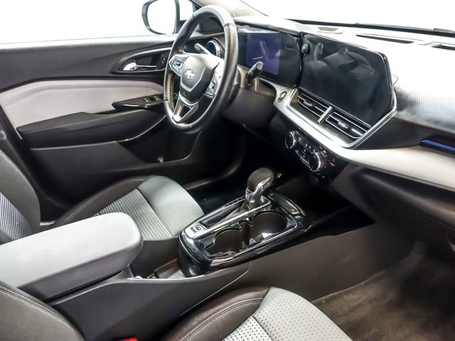 Used 2025 Chevrolet Trax LT w/ LT Convenience Package FWD image 30