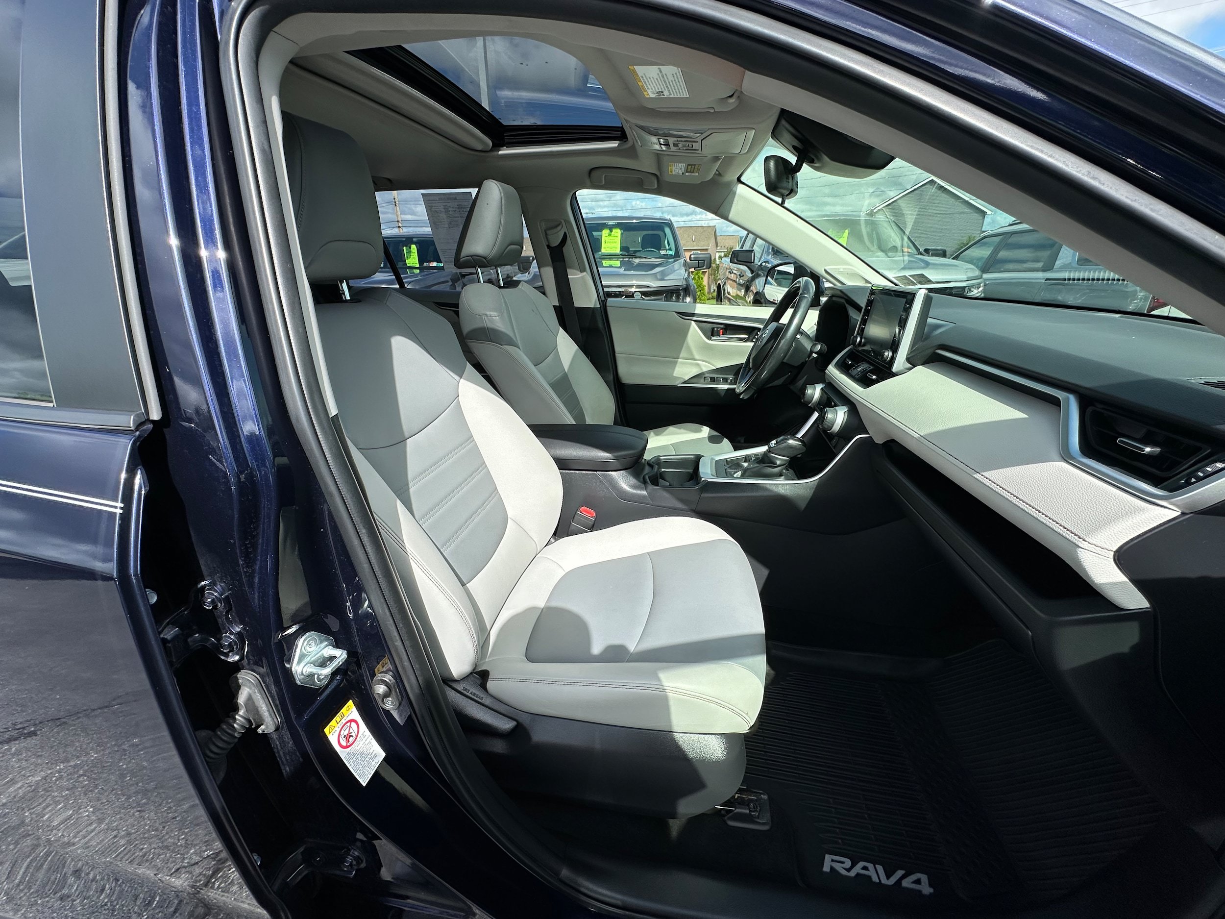 Used 2019 Toyota RAV4 XLE Premium w/ Cold Weather Package AWD/4WD image 17