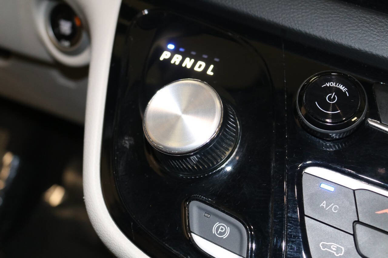 Used 2023 Chrysler Pacifica Touring-L image 90