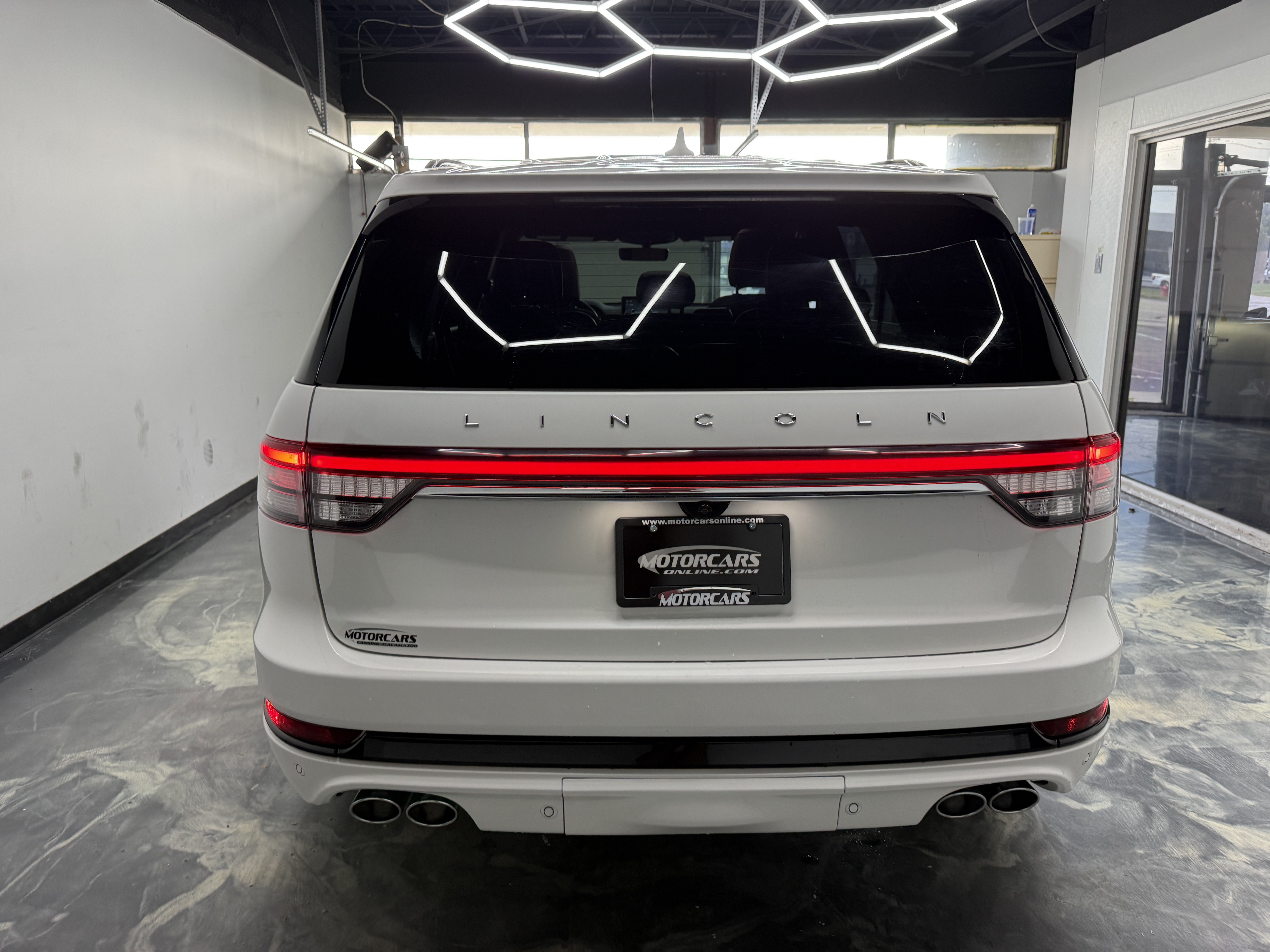 Used 2023 Lincoln Aviator Reserve w/ Jet Appearance Package AWD/4WD image 4