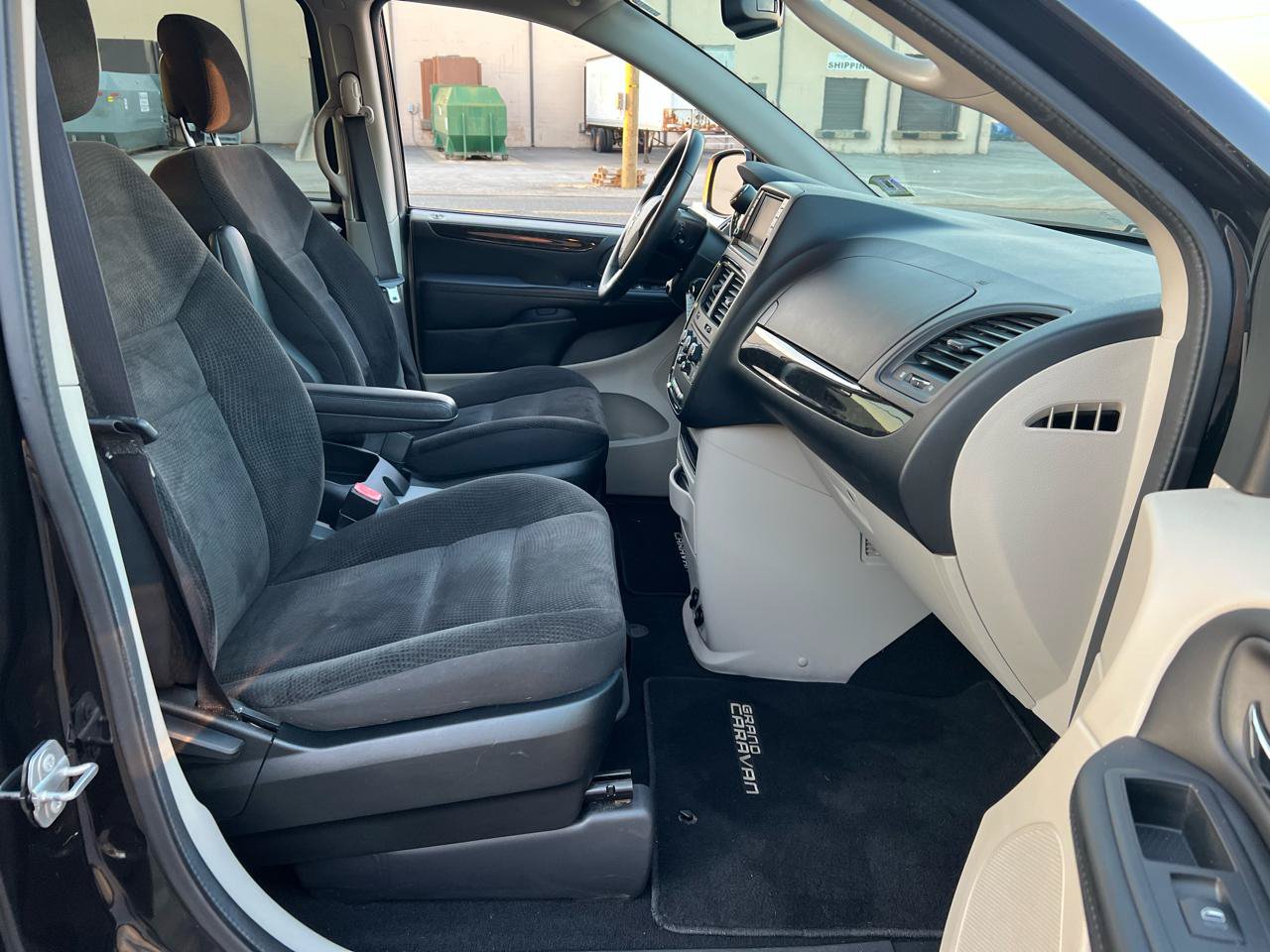 Used 2017 Dodge Grand Caravan SE w/ Power Window Group FWD image 16