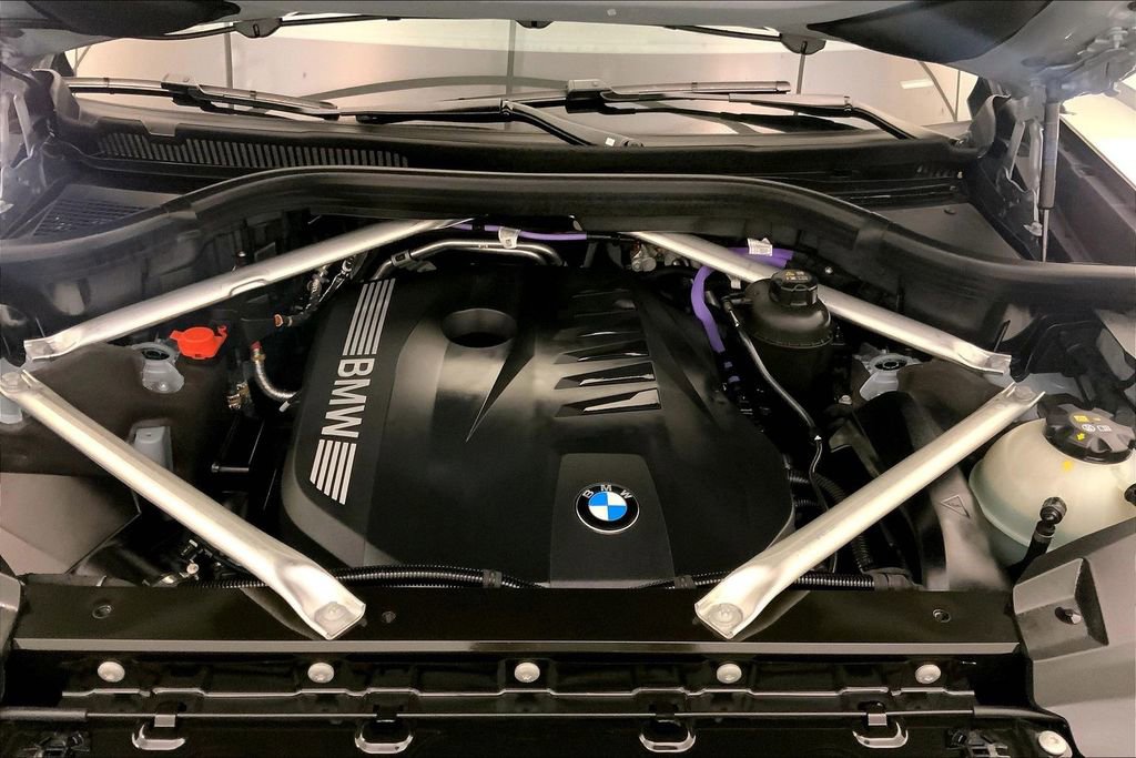 Certified 2025 BMW X7 xDrive40i w/ M Sport Package image 9