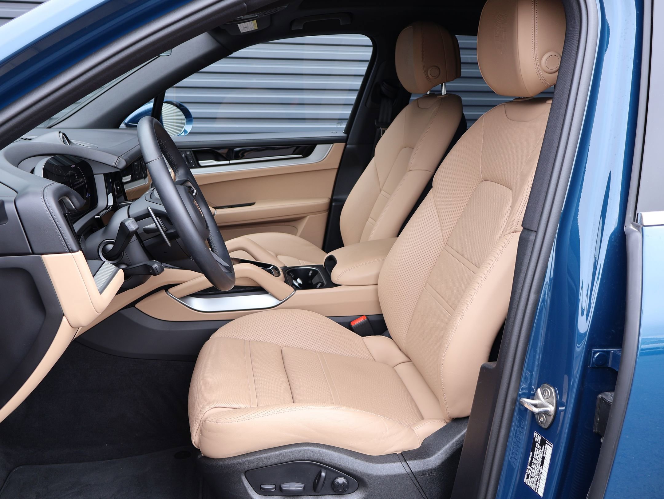 Certified 2025 Porsche Cayenne E-Hybrid image 5