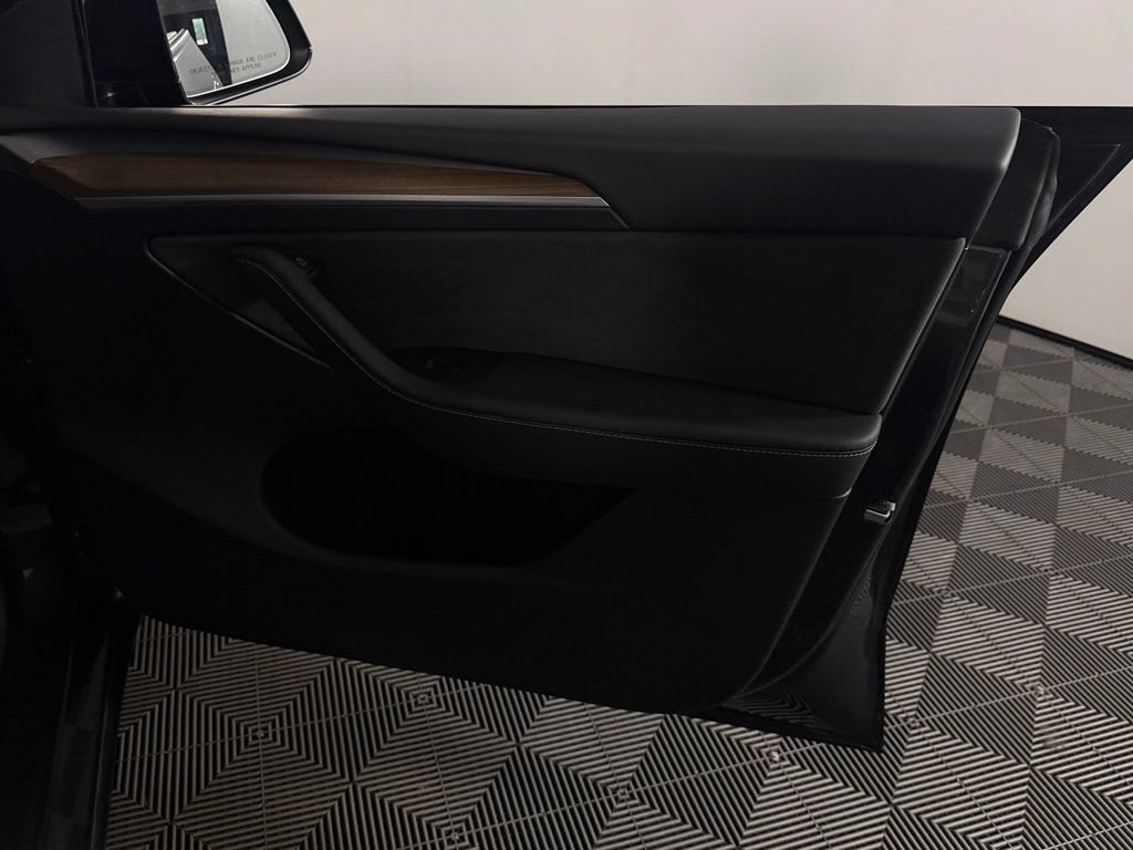 Used 2025 Tesla Model Y Long Range RWD image 30