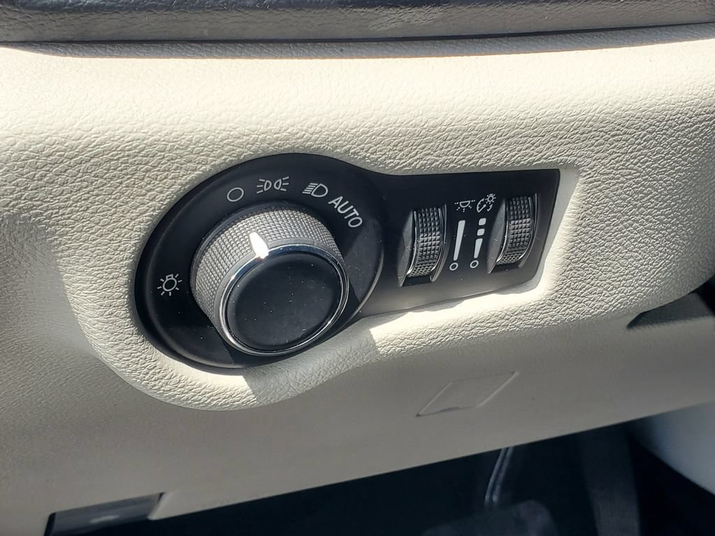 Used 2017 Chrysler Pacifica Touring FWD image 9
