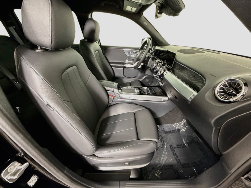 Used 2025 Mercedes-Benz GLB 250 4MATIC w/ Winter Package image 26