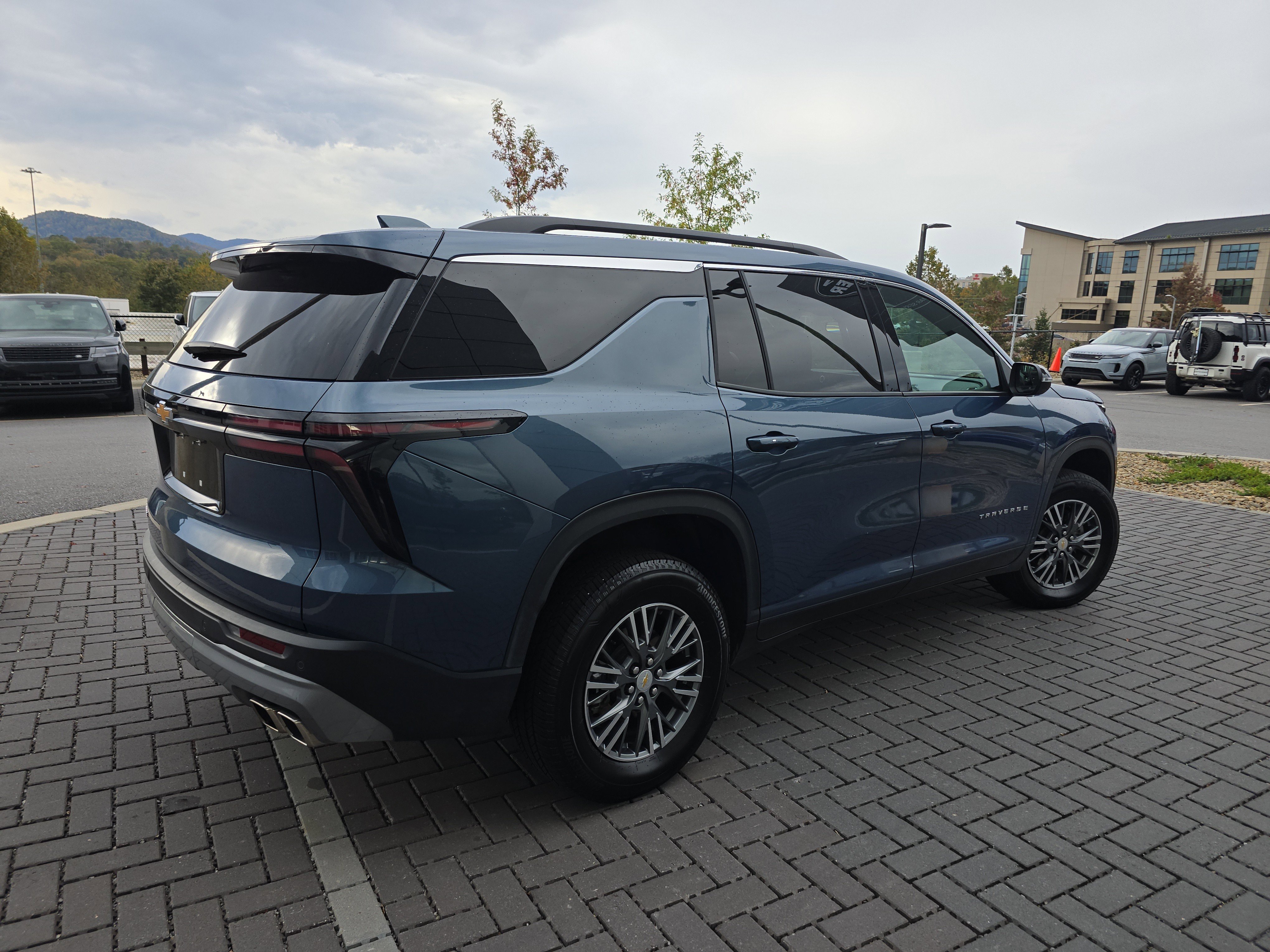 Used 2025 Chevrolet Traverse LT image 5