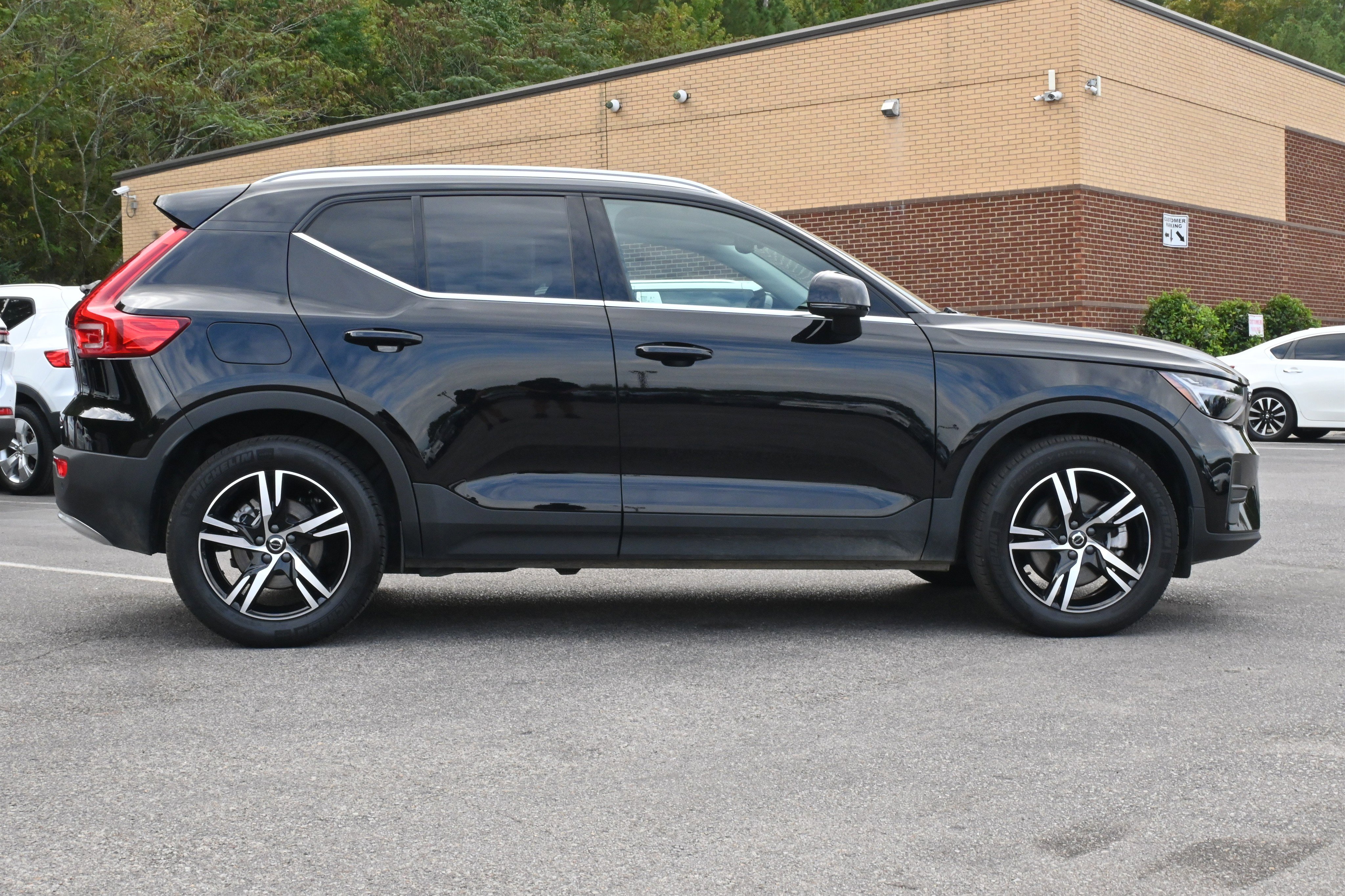 Used 2025 Volvo XC40 B5 Core image 10