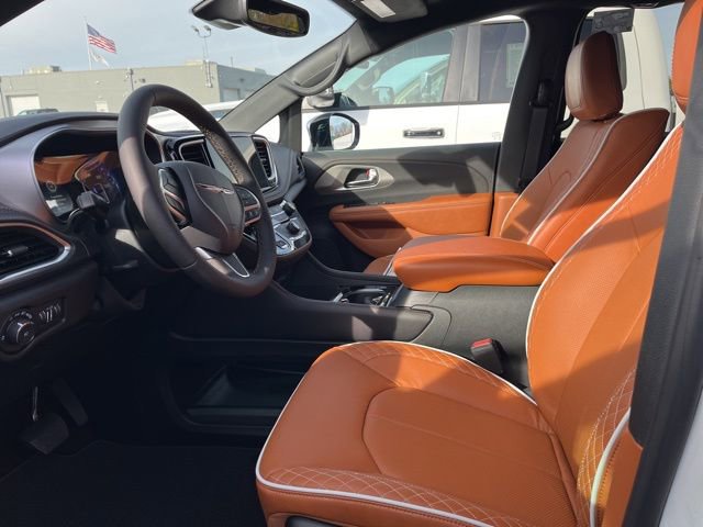 New 2026 Chrysler Pacifica Pinnacle w/ Trailer Tow Group FWD image 10