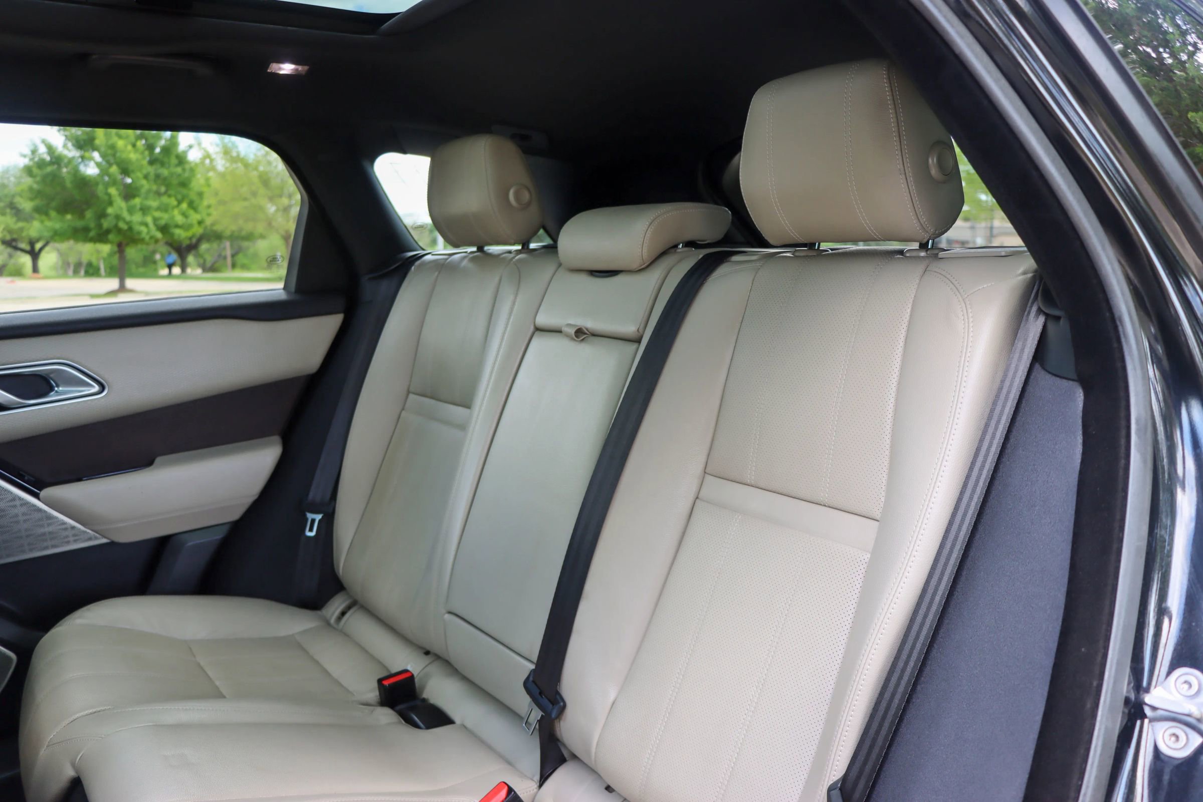 Used 2018 Land Rover Range Rover Velar R-Dynamic SE AWD/4WD image 17