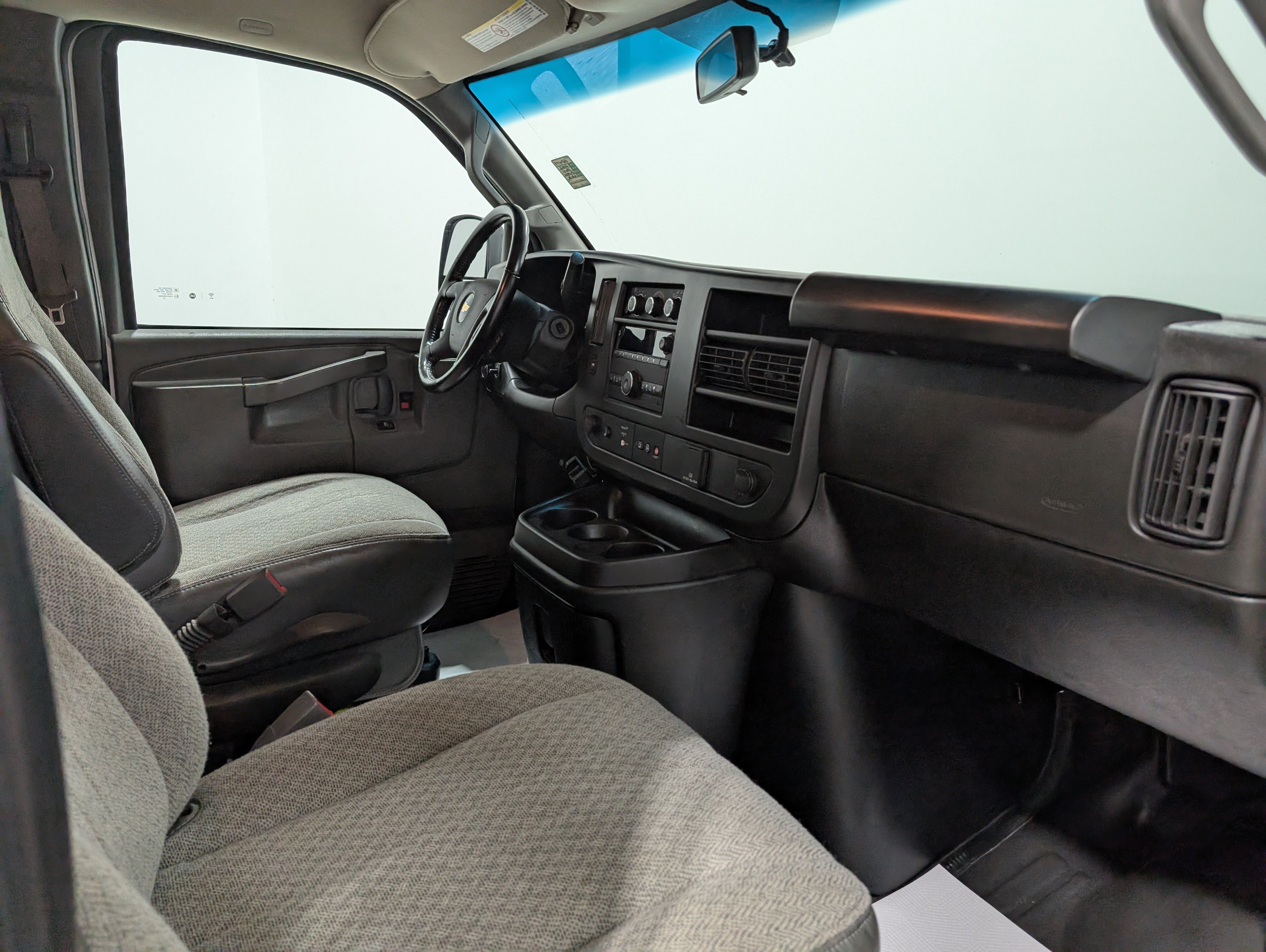 Used 2022 Chevrolet Express 3500 w/ Driver Convenience Package RWD image 16