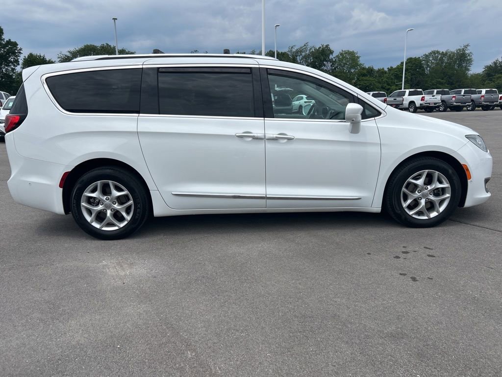 Used 2017 Chrysler Pacifica Touring-L Plus w/ Advanced Safetytec Group FWD image 2