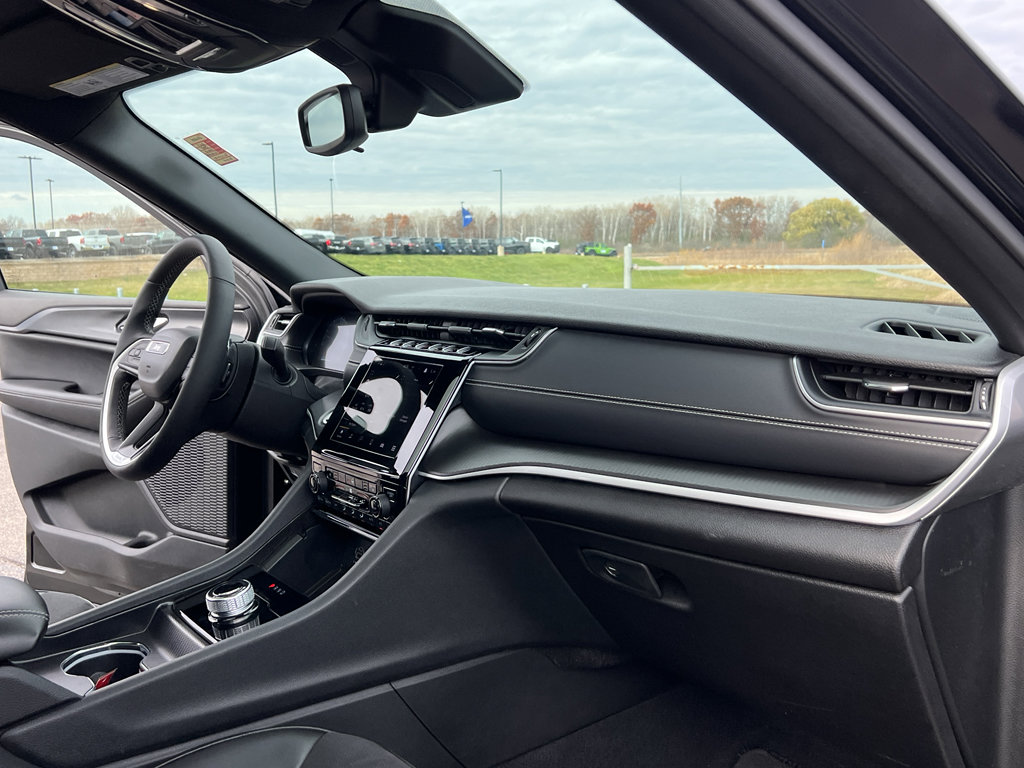 Used 2024 Jeep Grand Cherokee Altitude image 28