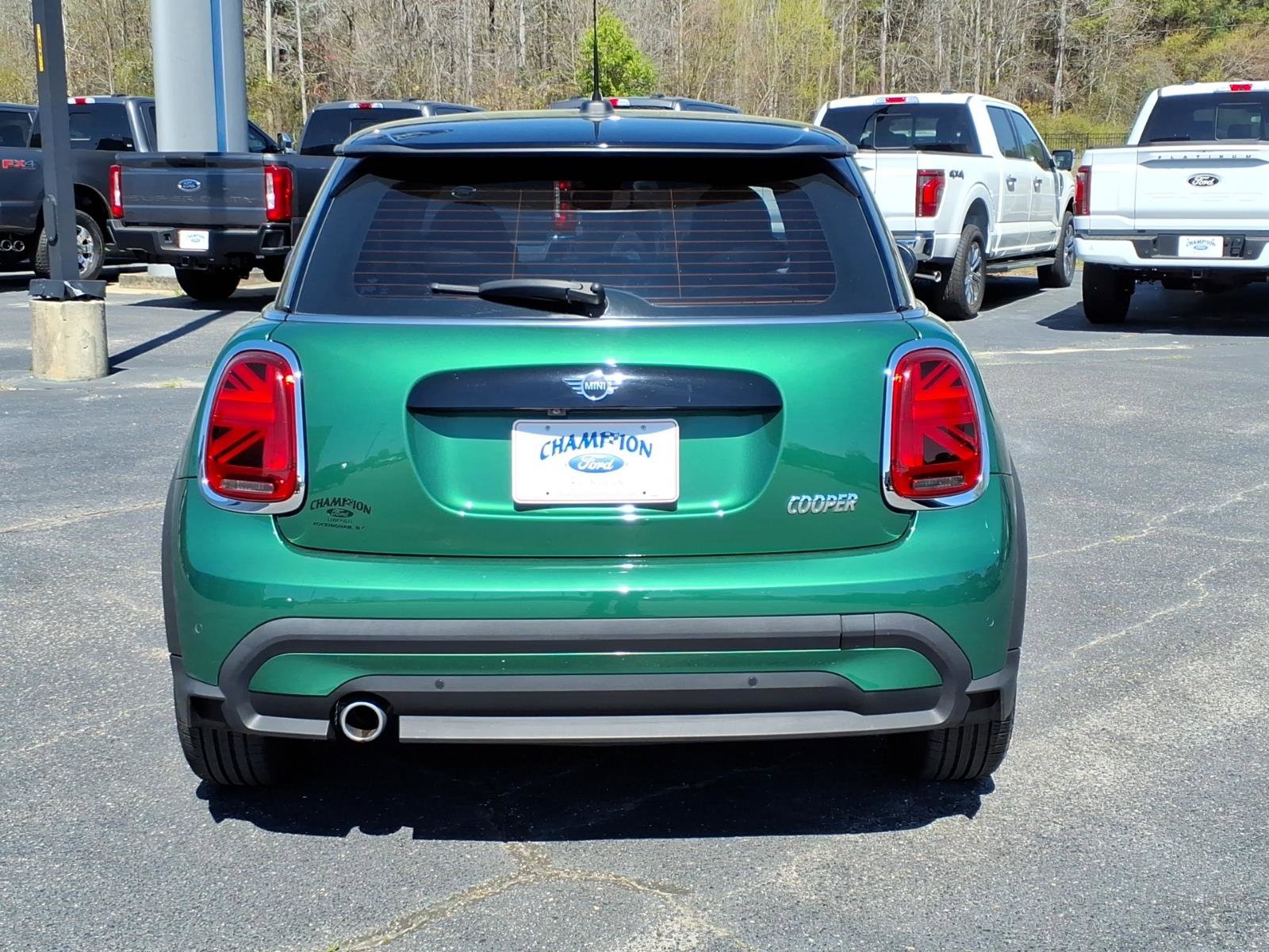Used 2022 MINI Cooper 2-Door Hardtop image 4