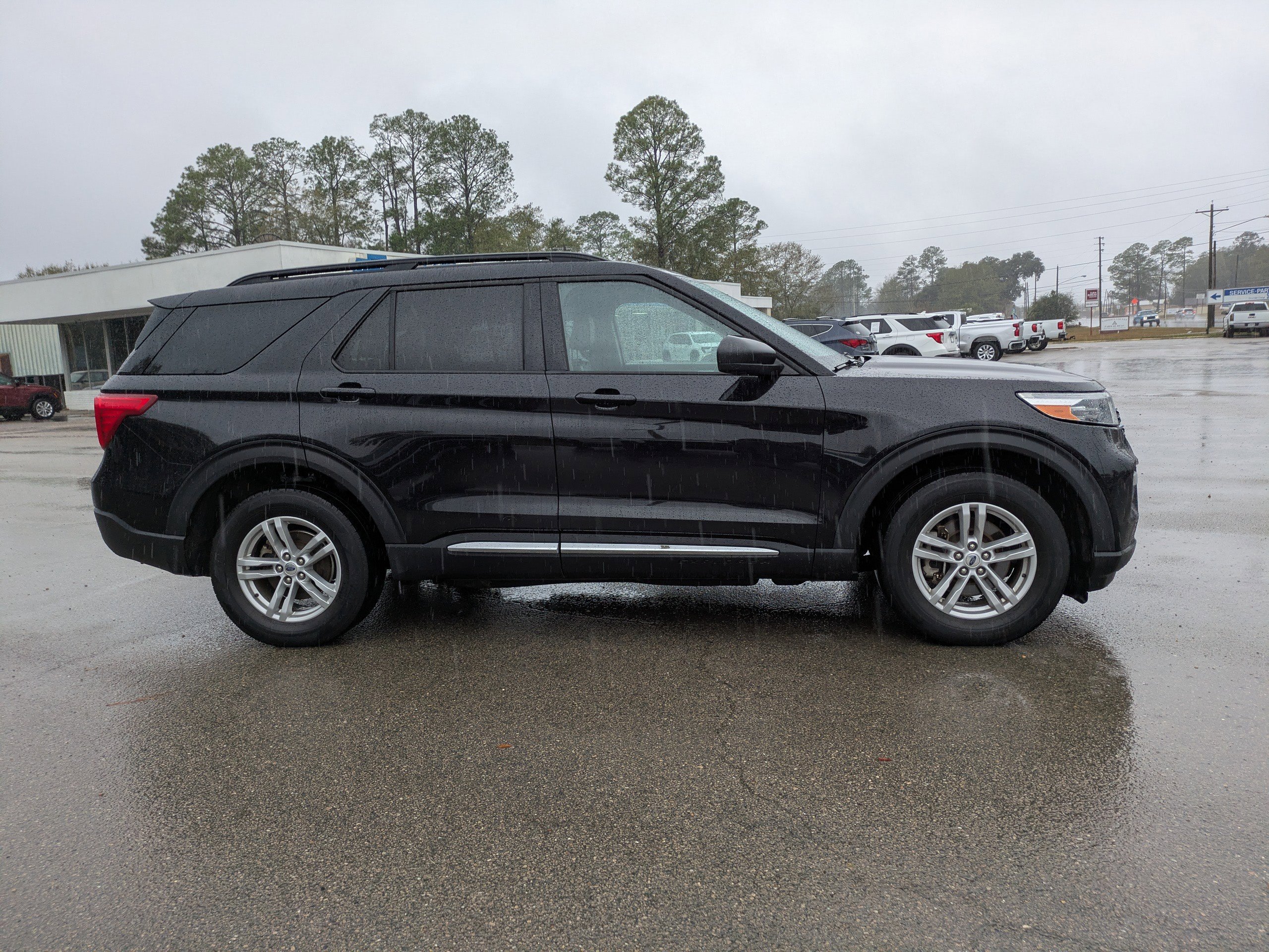 Used 2022 Ford Explorer XLT w/ Equipment Group 202A image 3