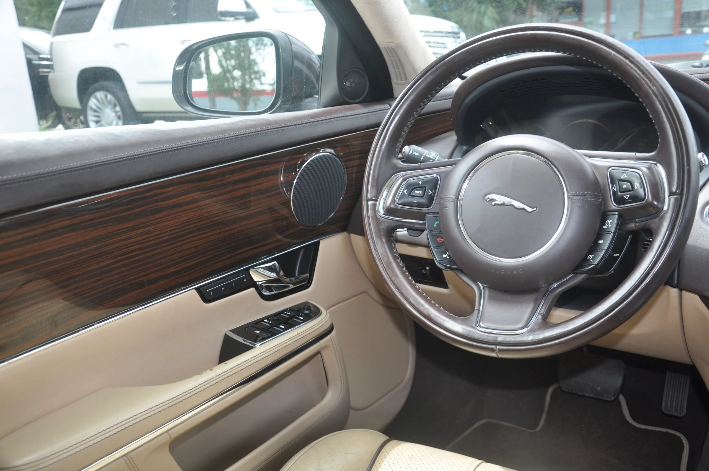 Used 2011 Jaguar XJ L RWD image 28