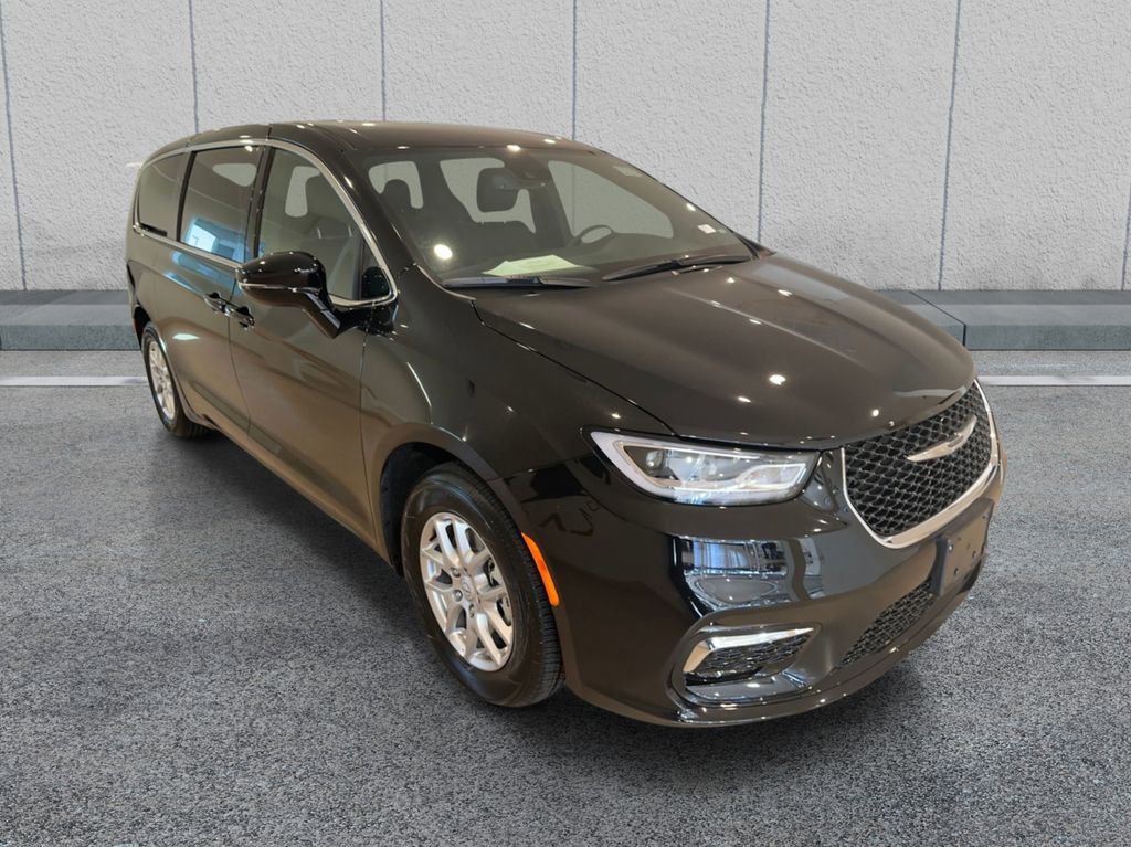 Used 2026 Chrysler Pacifica Select image 6