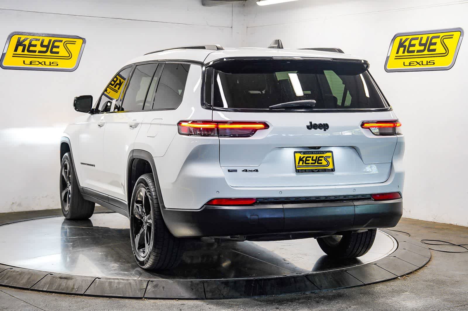 Used 2021 Jeep Grand Cherokee L Laredo AWD/4WD image 2