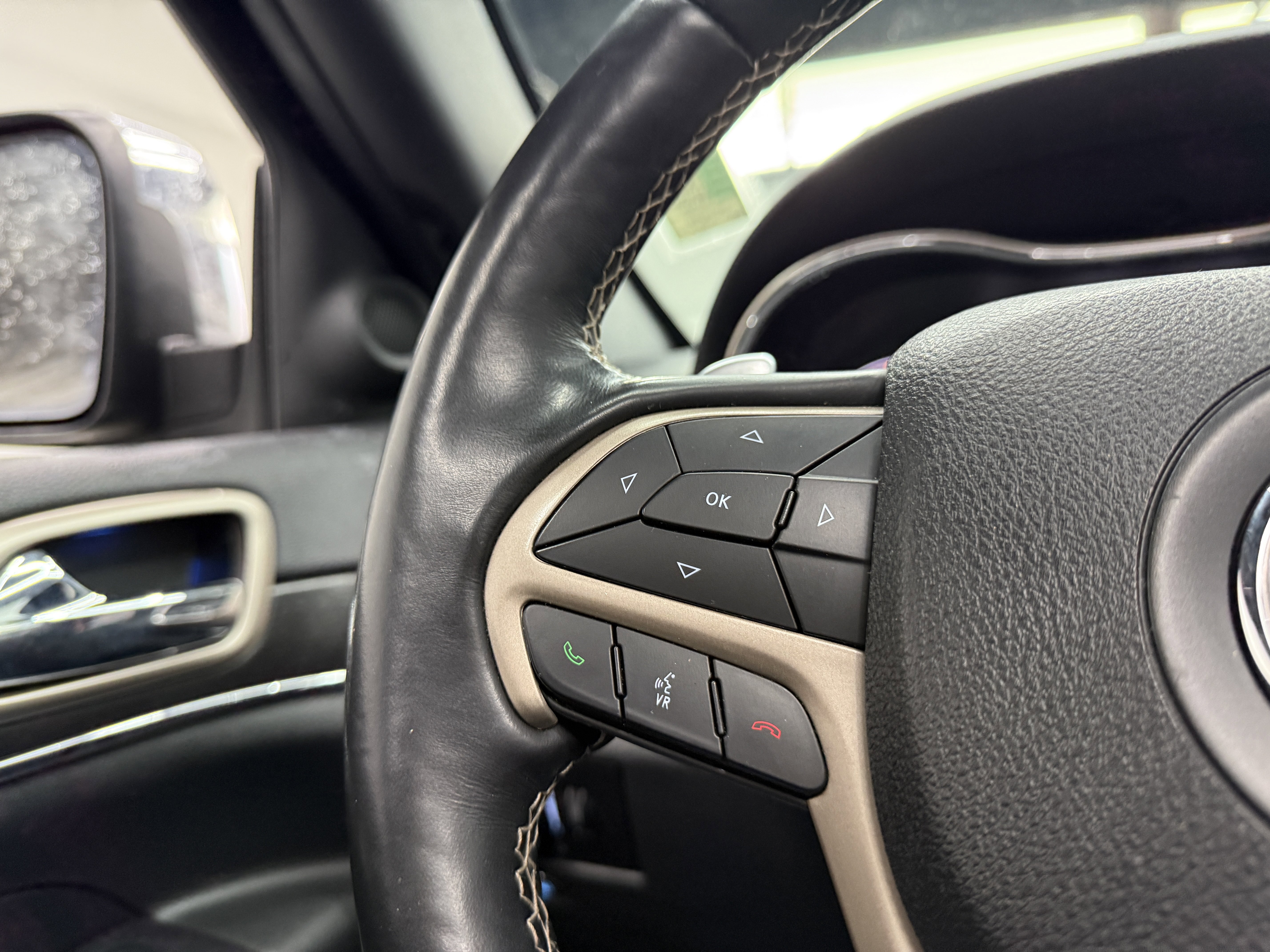 Used 2017 Jeep Grand Cherokee Limited image 13