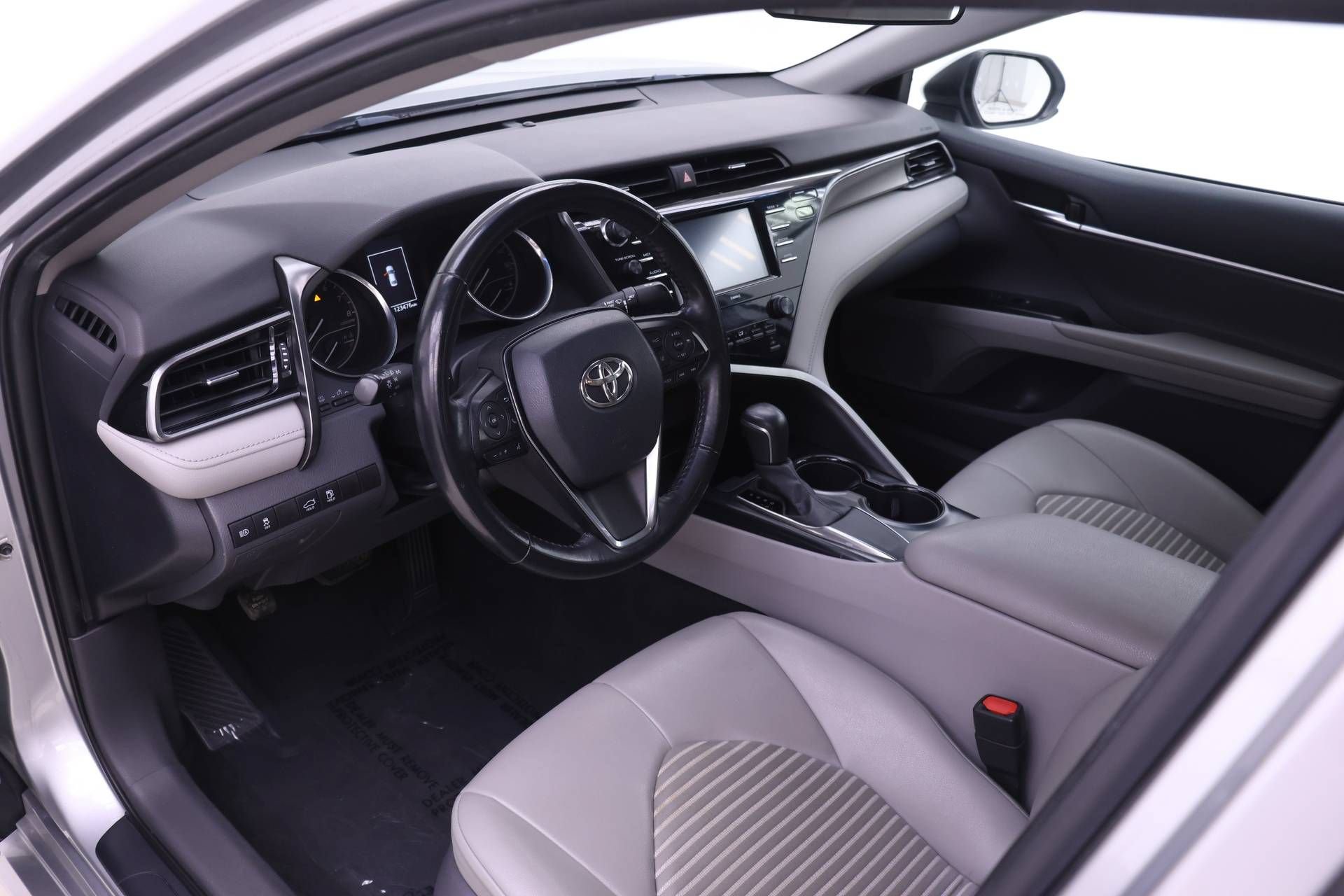 Used 2020 Toyota Camry SE FWD image 3