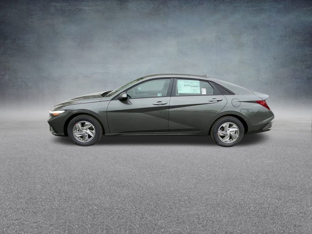 Used 2025 Hyundai Elantra SE image 13