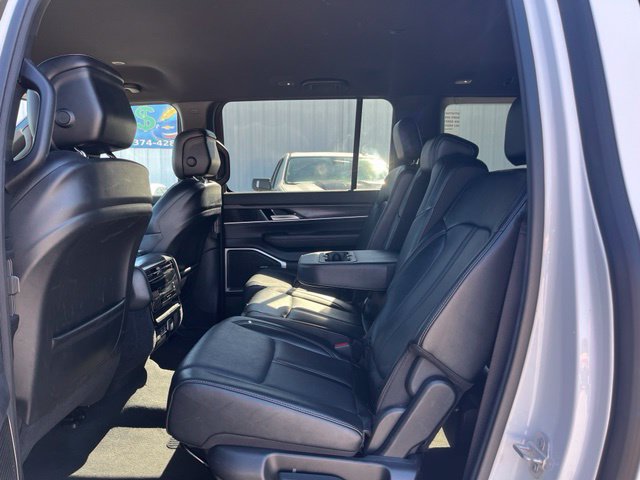Used 2024 Jeep Wagoneer L Series II AWD/4WD image 11