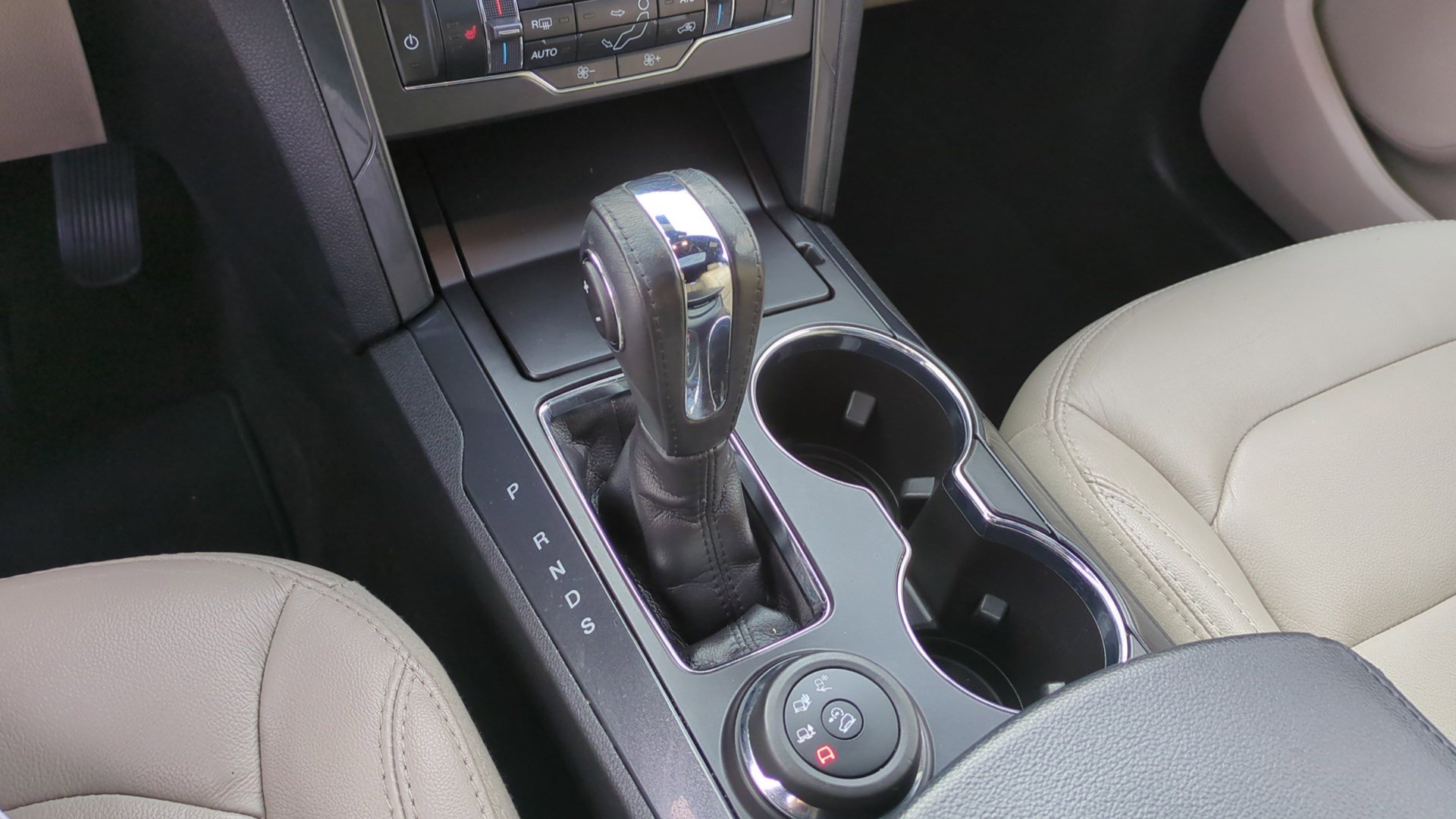 Used 2018 Ford Explorer XLT w/ Equipment Group 202A image 26